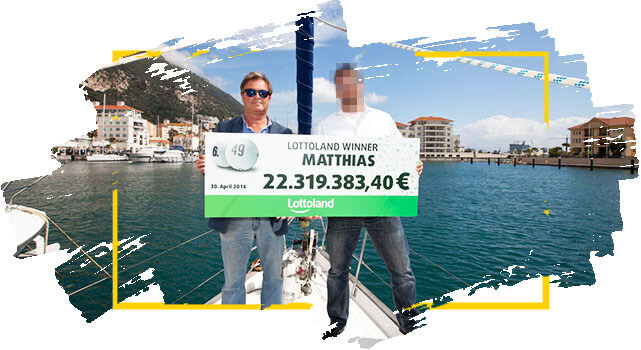 Ganador de Lotoland Matthias sostiene cheque con su premio de la lotería alemana