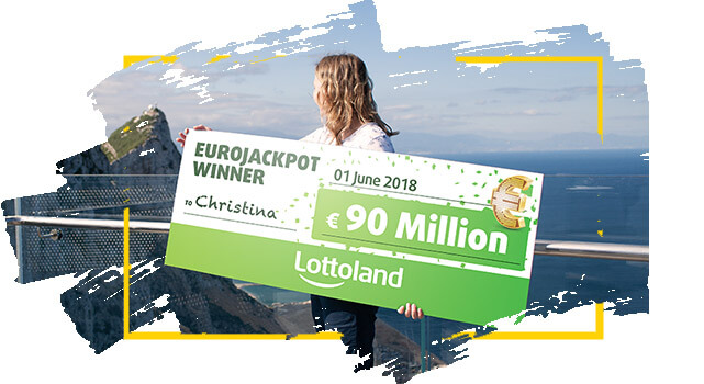 Ganadora Christina de Lotoland sostiene cheque de su premio de EuroJackpot online