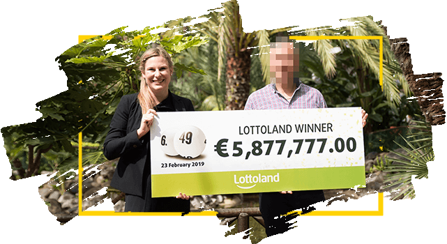 Ganador anónimo de Lotoland sostiene cheque con lo que ganó con la Lotería Alemana