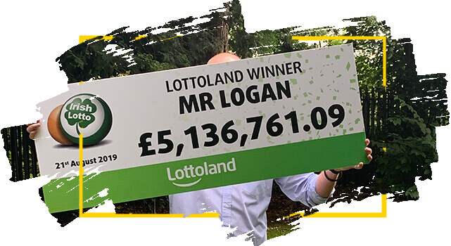 El Sr. Logan ganador de Lotoland sostiene un cheque con su premio de la Irish Lotto