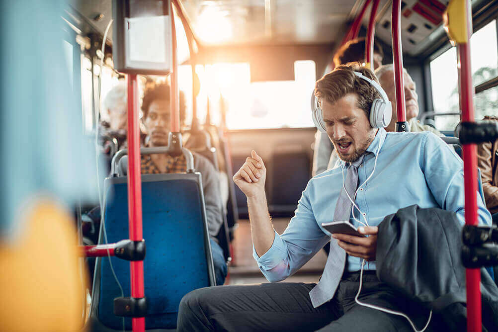 Hombre escucha música mientras viaja en un autobús
