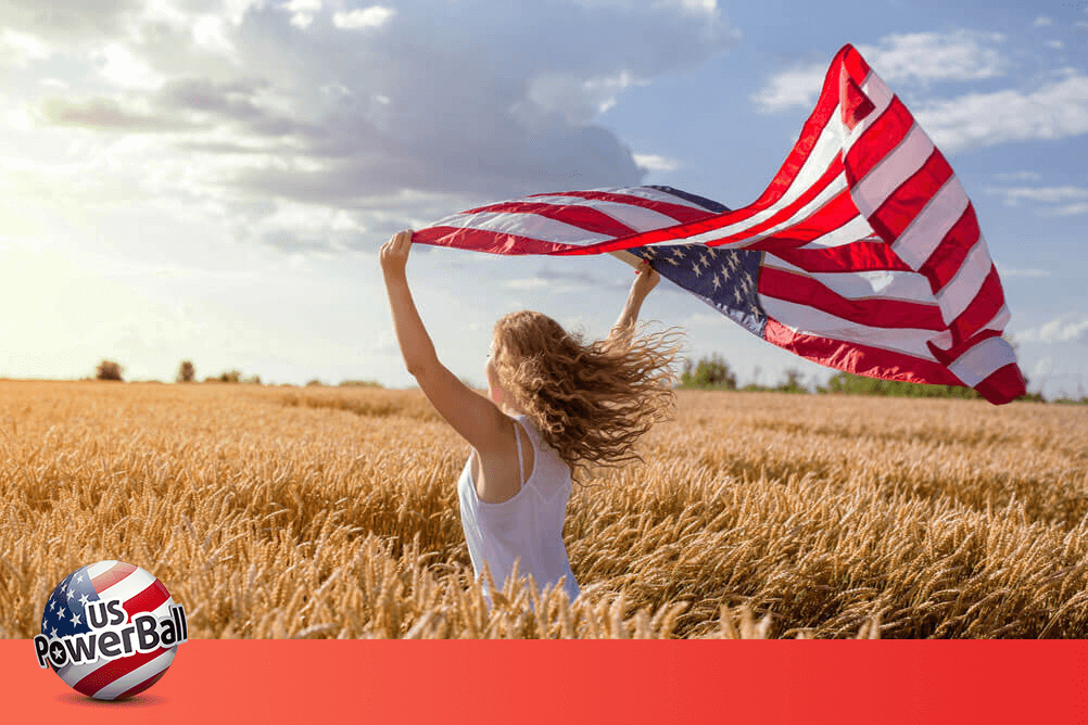 Mujer ondea la bandera de los Estados Unidos y celebra el premio récord de Powerball