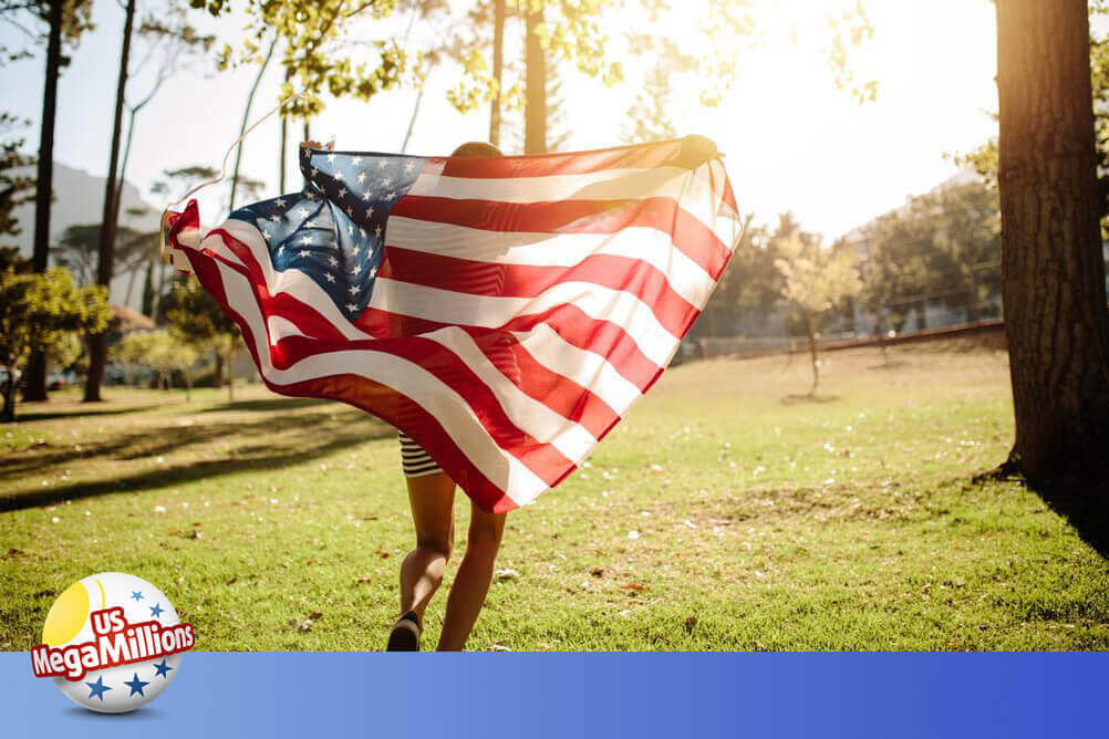 Mujer con la bandera de Estados Unidos corriendo en un campo sobre el logo de Mega Millions